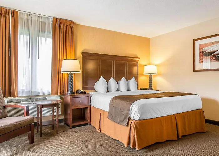 The Black Swan Lee - Lenox, An Ascend Collection Hotel
